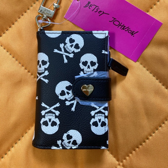 Betsey Johnson Accessories - NWT BETSEY SKULL PRINT CARD CASE